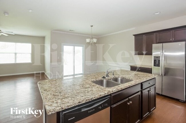 Building Photo - 133 Kingsway Dr