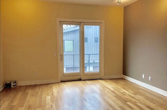 Building Photo - 302 Van Buren St