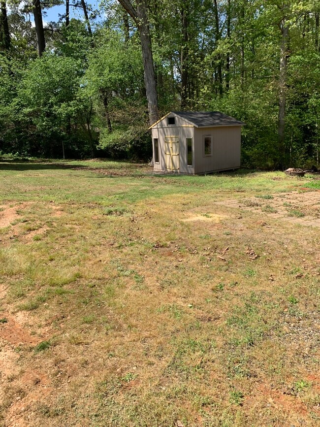 Building Photo - 207 McLeod Dr