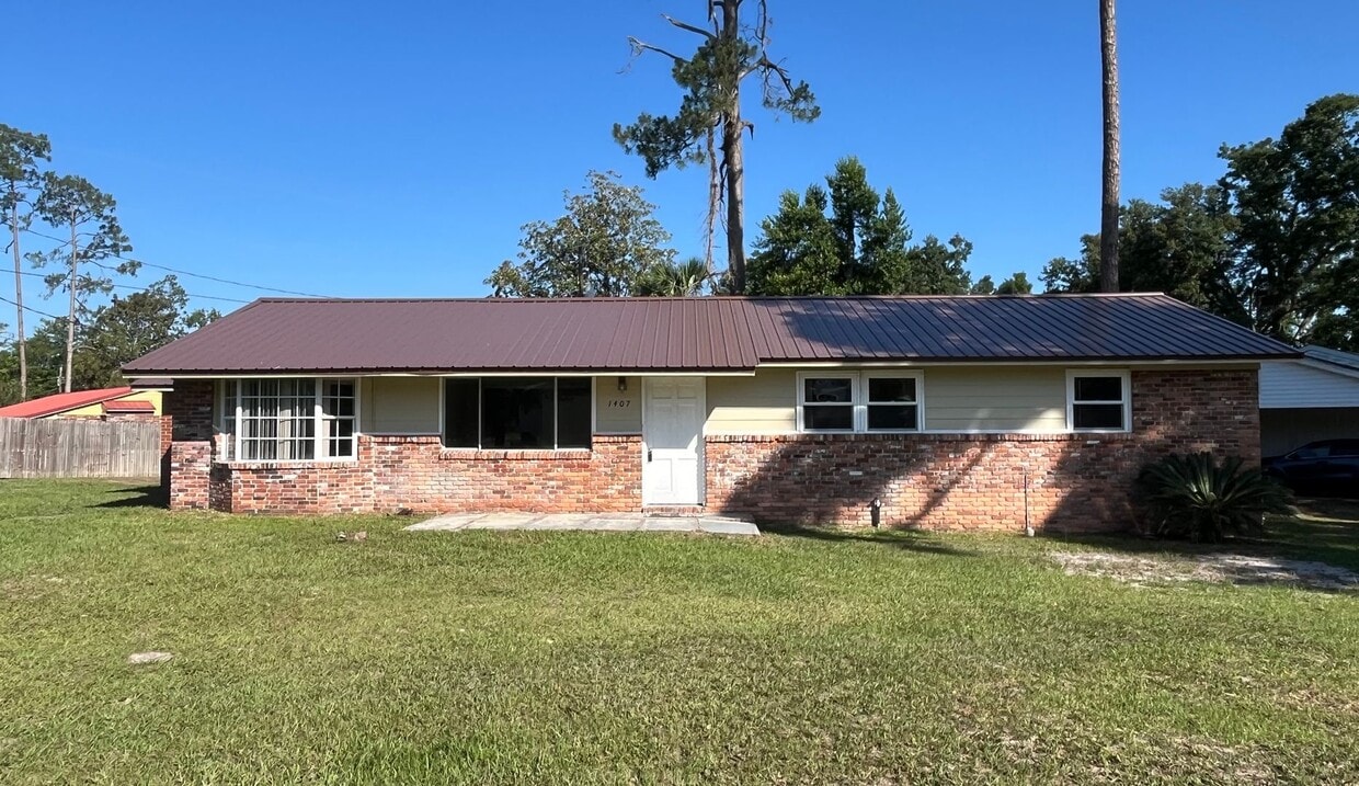 Foto principal - Charming 4-Bedroom Brick Home on Spacious ...