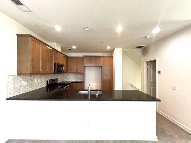 Foto del edificio - Beautiful 2 Bedroom, 2.5 Baths Townhome in...