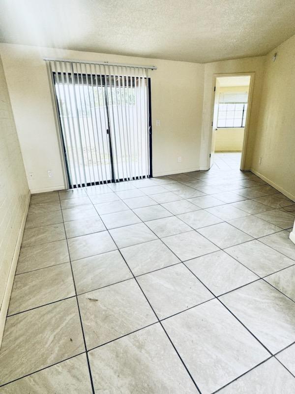 Foto del edificio - 1537 W Roger Rd