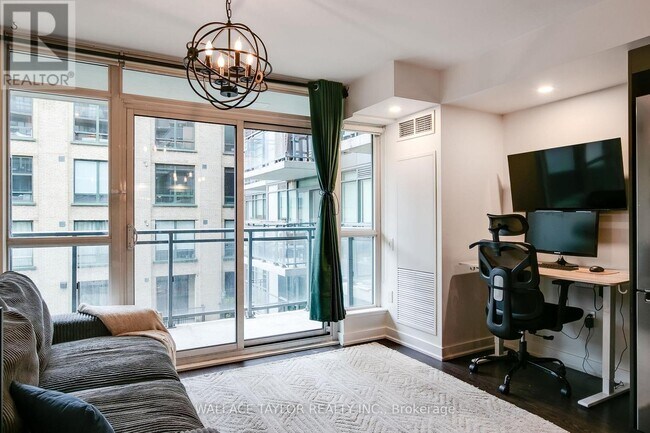 Photo du bâtiment - 775 King St W