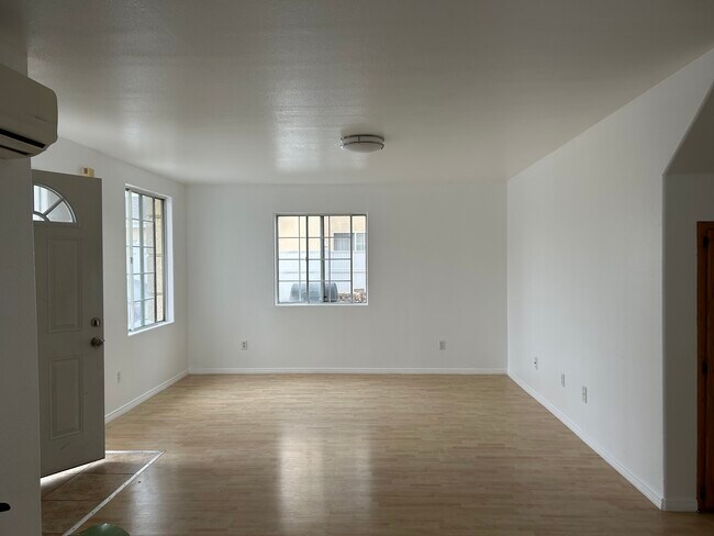 Building Photo - 752 N Edgemont St