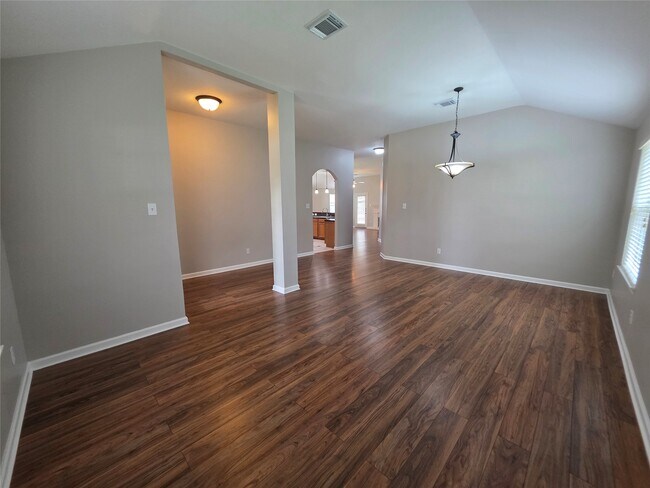 Building Photo - 2108 Goldfinch Ln