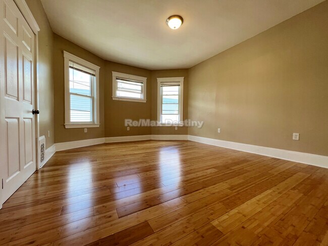 Building Photo - 111 Armandine St