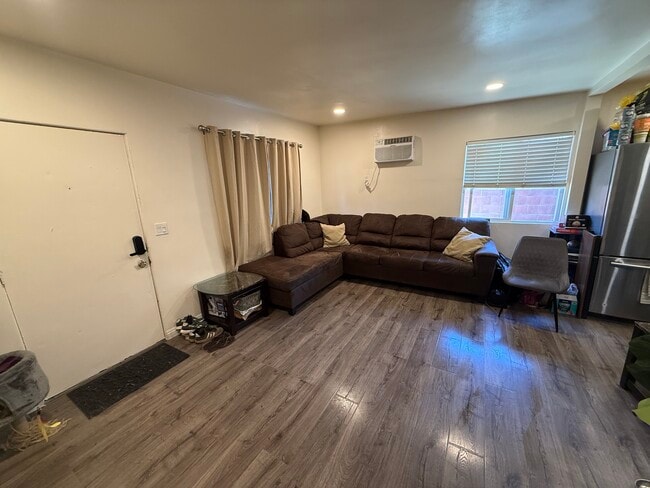 Sala de estar/entrada principal - 18173 Brightman Ave