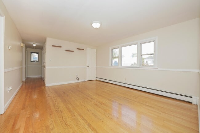 Building Photo - 142 Maple Ave