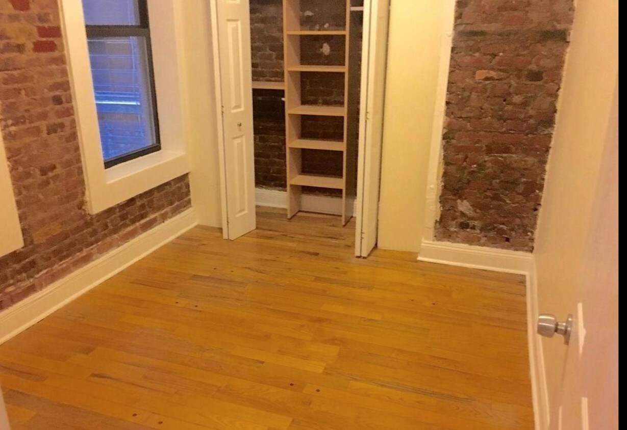 Foto principal - 226 E 12th St