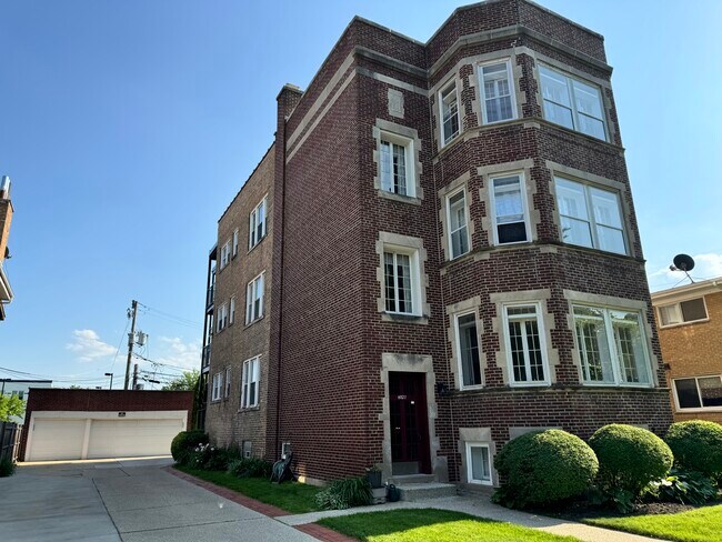 Building Photo - 4827 Elm St