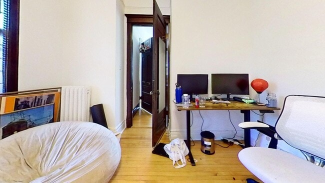 Foto del edificio - Top Floor Wrigleyville Two Bed Includes Heat