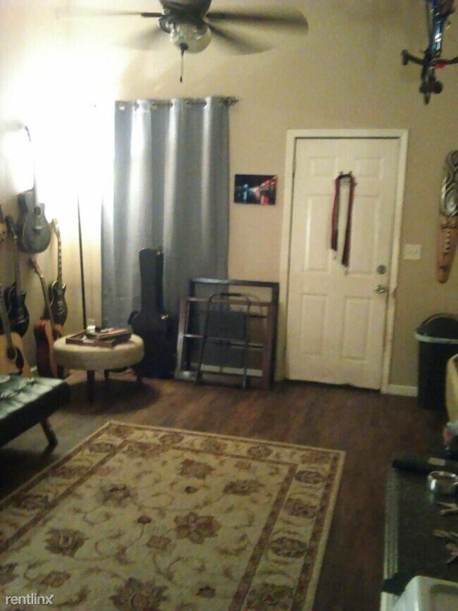 Building Photo - 1 br, 1 bath Duplex - 8825 Plum Street 2