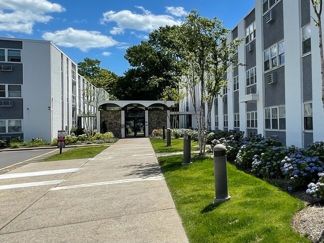 Building Photo - Sherwood Square