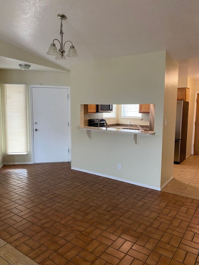 Building Photo - NICE 3 BEDROOM HOME