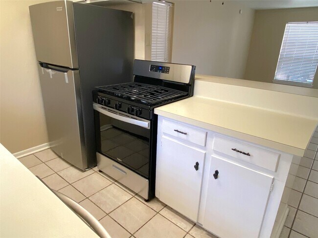 Foto del edificio - 10122 Shadow Wood Dr