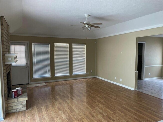 Foto del edificio - 15023 Rigdale St