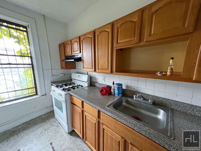 Building Photo - Spacious 3 bedroom/1 Bathroom apt availabl...
