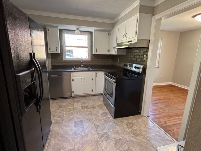 Building Photo - 4 Bedroom Home in Pleasant Hills! - Availa...