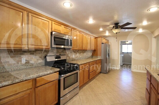 Foto del edificio - 530 E Rose Ln