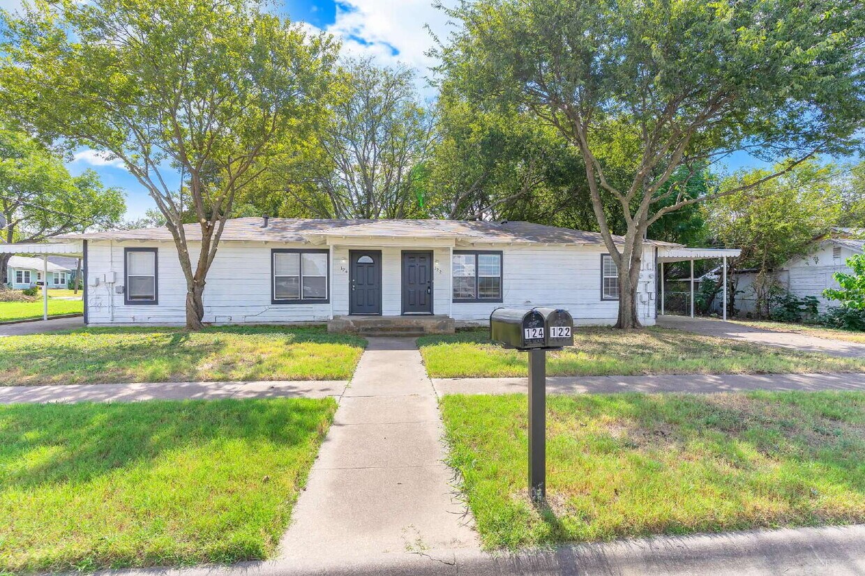 Foto principal - Cozy 2 Bedroom 1 Bath Duplex in Cleburne T...