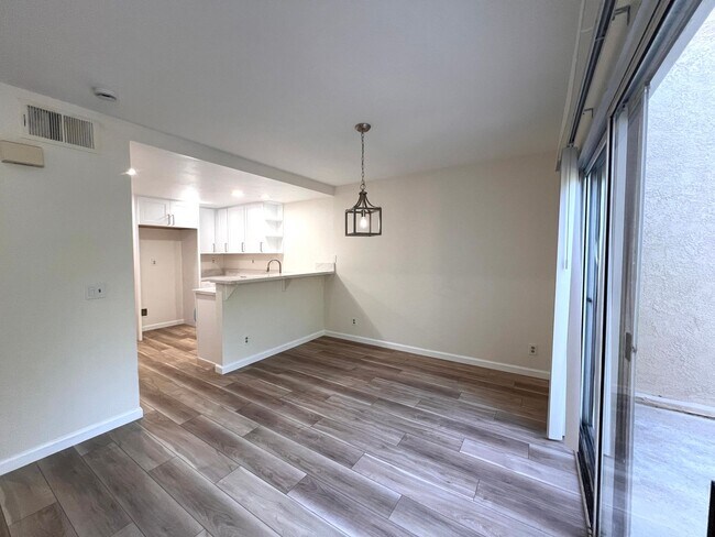 Foto del edificio - Beautifully remodeled home in desirable co...