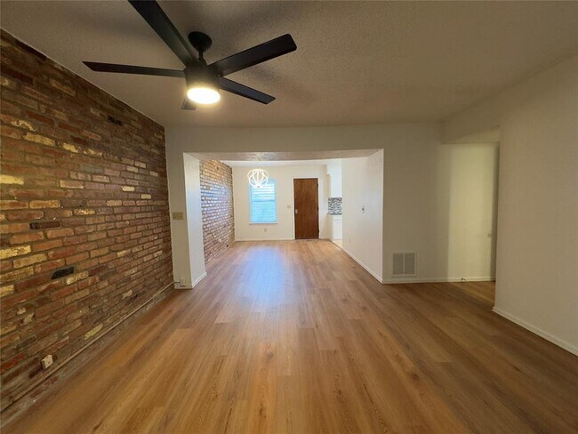 Foto del edificio - 3325 Brookhollow Ct