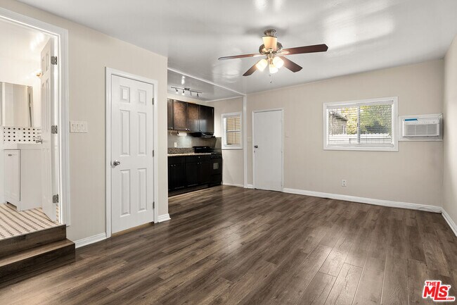 Foto del edificio - 1147 N Poinsettia Pl