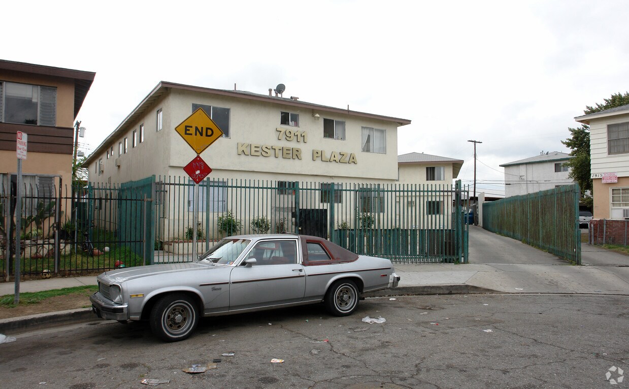 Foto del edificio - 7911 Kester Ave