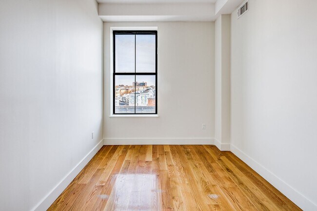 Foto del edificio - 16-80-80 Madison St