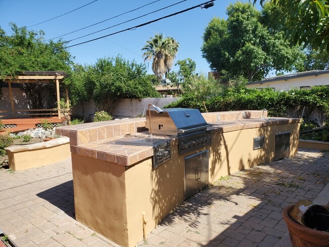 Beautiful yard with built-in BBQ, Sink, Countertop bar area - 17961 Lull St