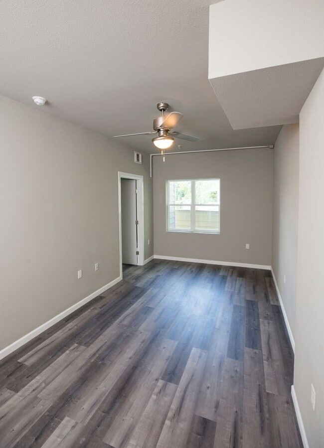Building Photo - 3/2 - Walking distance to campus