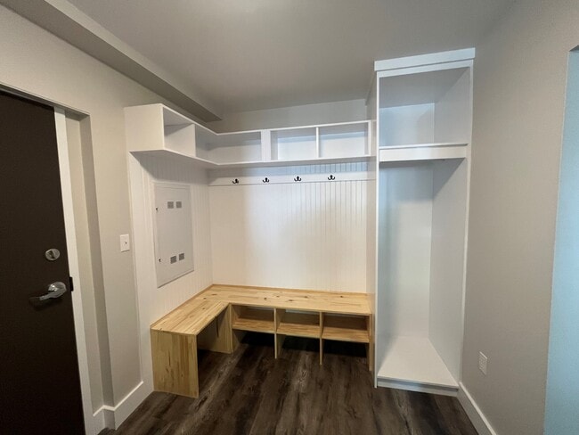 Building Photo - NEWLY RENOVATED TWO BEDROOM APARTMENT AVAILABLE