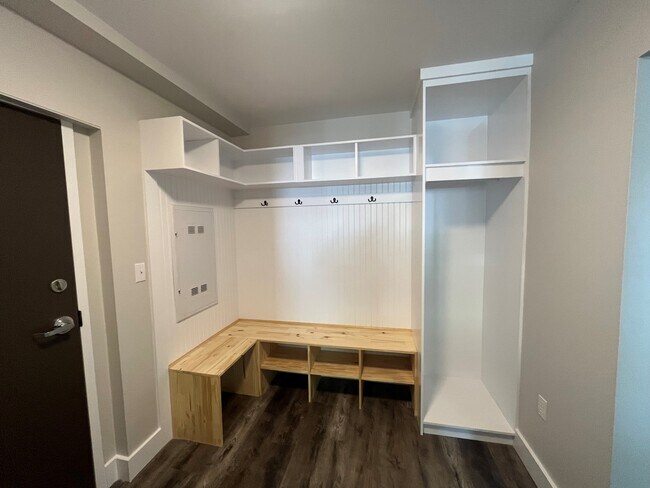 Photo du bâtiment - NEWLY RENOVATED TWO BEDROOM APARTMENT AVAILABLE