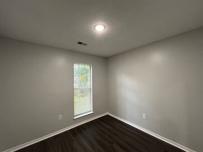 Foto del edificio - 6410 Jamestown Ave