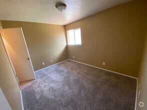 Building Photo - 1102 Royal Crest Dr