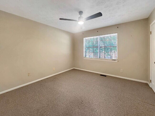 Building Photo - Updated 2BR End-Unit Condo | Pool Community | Minutes to Downtown Gainesville
