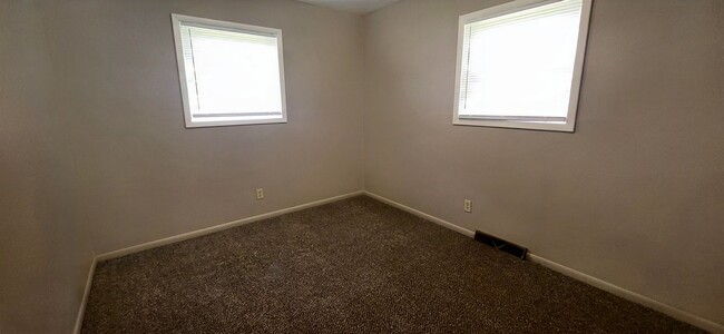 Building Photo - 3 Bedroom 2 Bath 2 Car Garage! South! $1295