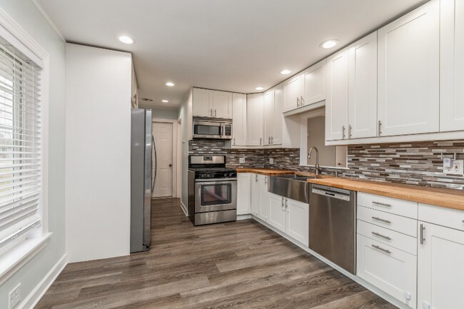Building Photo - 2415 Plum Tree Rd