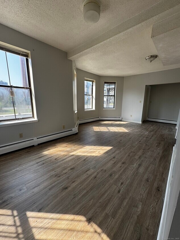 Foto principal - 54 Maple Ave
