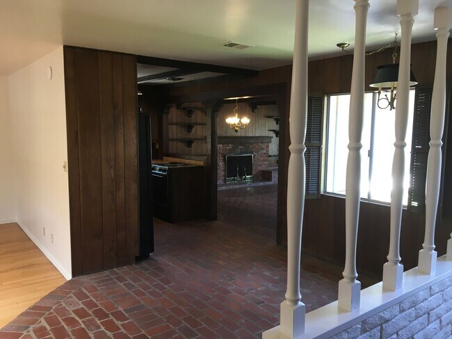 Building Photo - Charming Vintage 3BR/1.5BA Corner Lot Home...