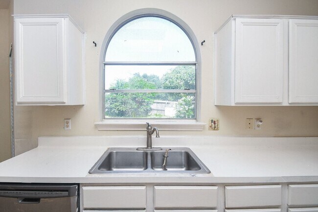 Foto del edificio - 5214 Mountain Forest Dr