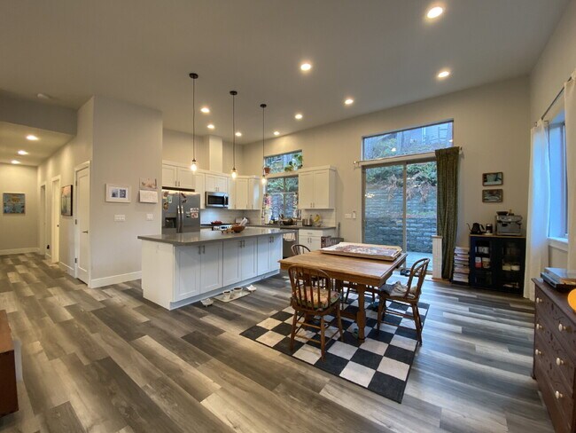 Foto del edificio - Elevated Modern Living in the Trees of Sudden Valley