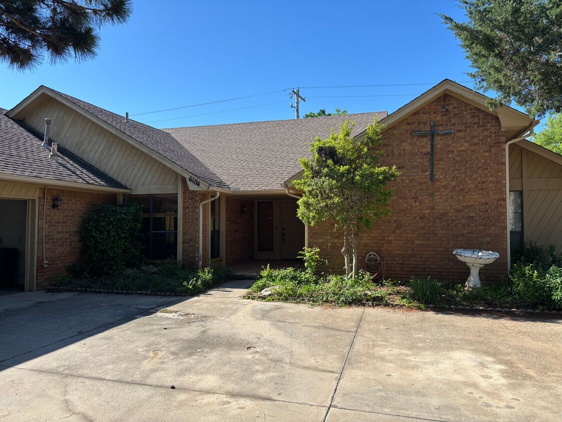 Foto principal - Large Home in Warr Acres, Putnam City Schools