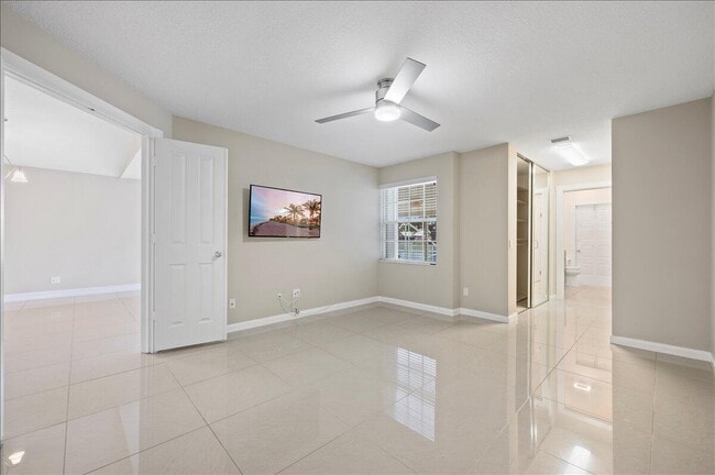 Building Photo - 4197 Royal Oak Dr