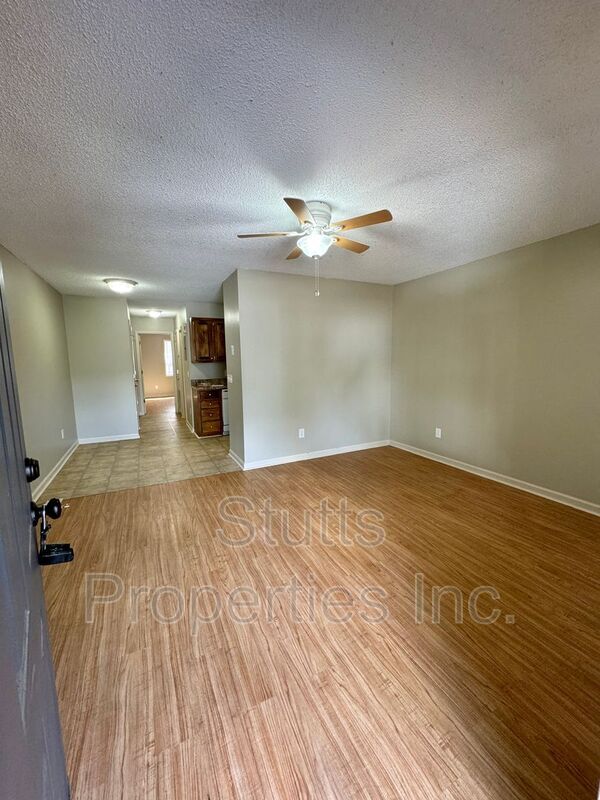Foto del edificio - 321 W Irvine Ave