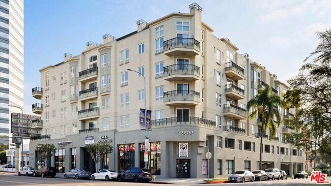 Wilshire Borgata - 12222 Wilshire Blvd