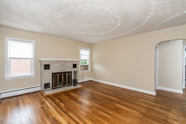 Building Photo - Lovely Craftsman Style Home For Rent