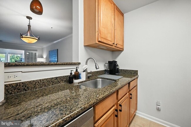 Building Photo - 3175 Summit Square Dr