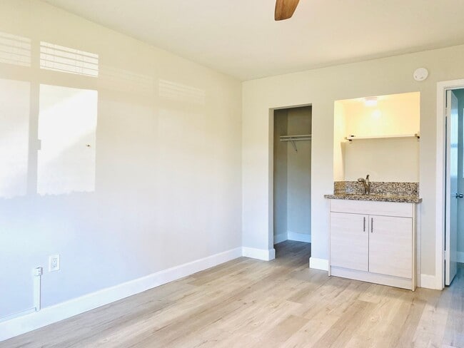 Building Photo - LIVE IN THE HEART OF LA JOLLA VILLAGE! STU...