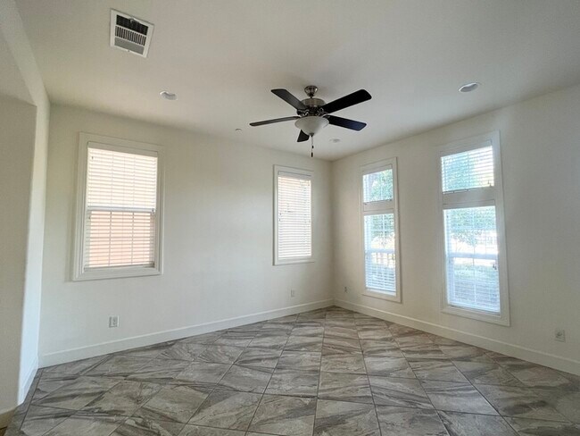 Foto del edificio - Beautiful 3 bedroom 2.5 bath in Roseville!